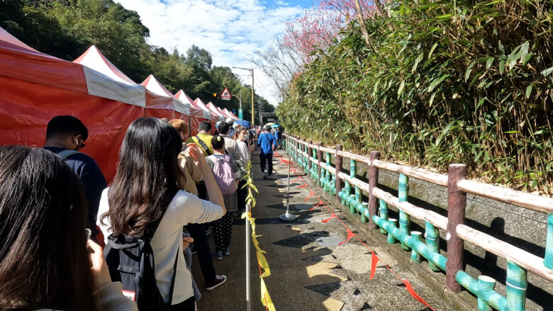 整理券配布を待つ行列