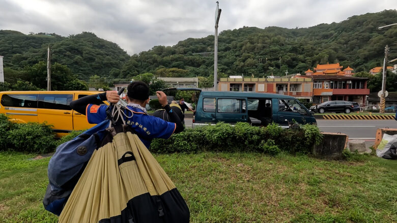 パラシュートと共に車へ