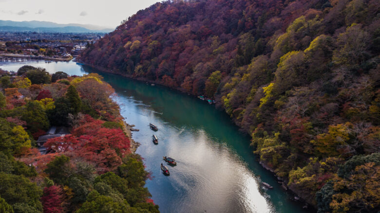 保津川の流れのすぐそばに位置しています