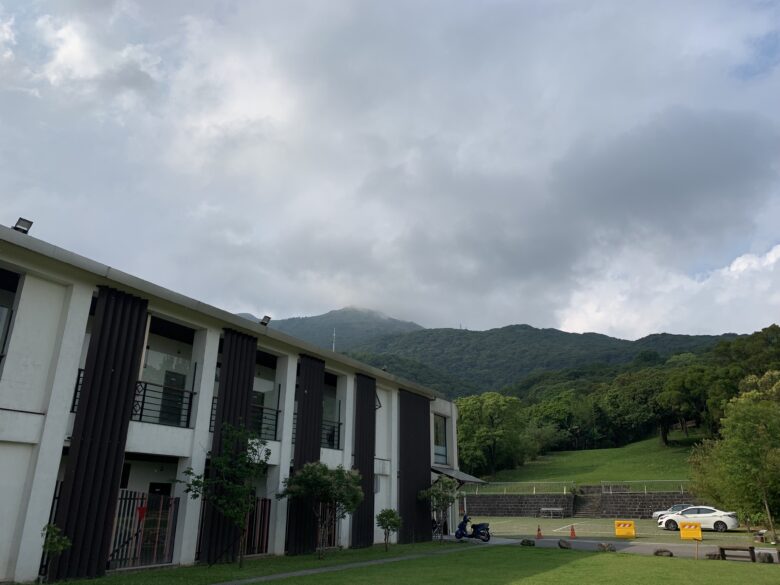 陽明山 キャンプ場ビジターセンターから陽明山方向の眺め