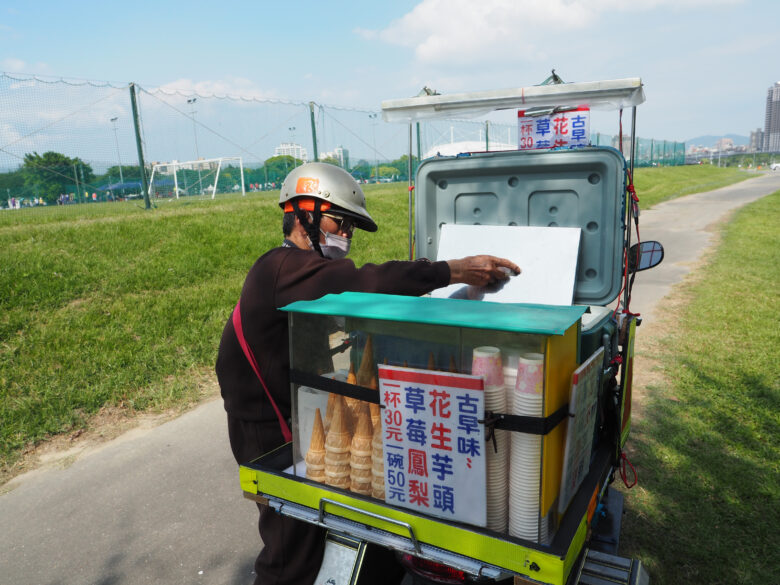 公園内を回ってきたアイスクリーム売りのおじさん