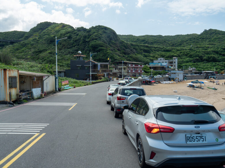 ビーチ沿いに路上駐車している車も多い