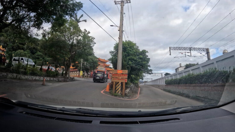 「伯朗咖啡館」の看板に従って進みます